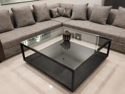 Personnalisez votre espace avec une table carrée en verre trempé de qualité