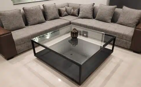 Personnalisez votre espace avec une table carrée en verre trempé de qualité